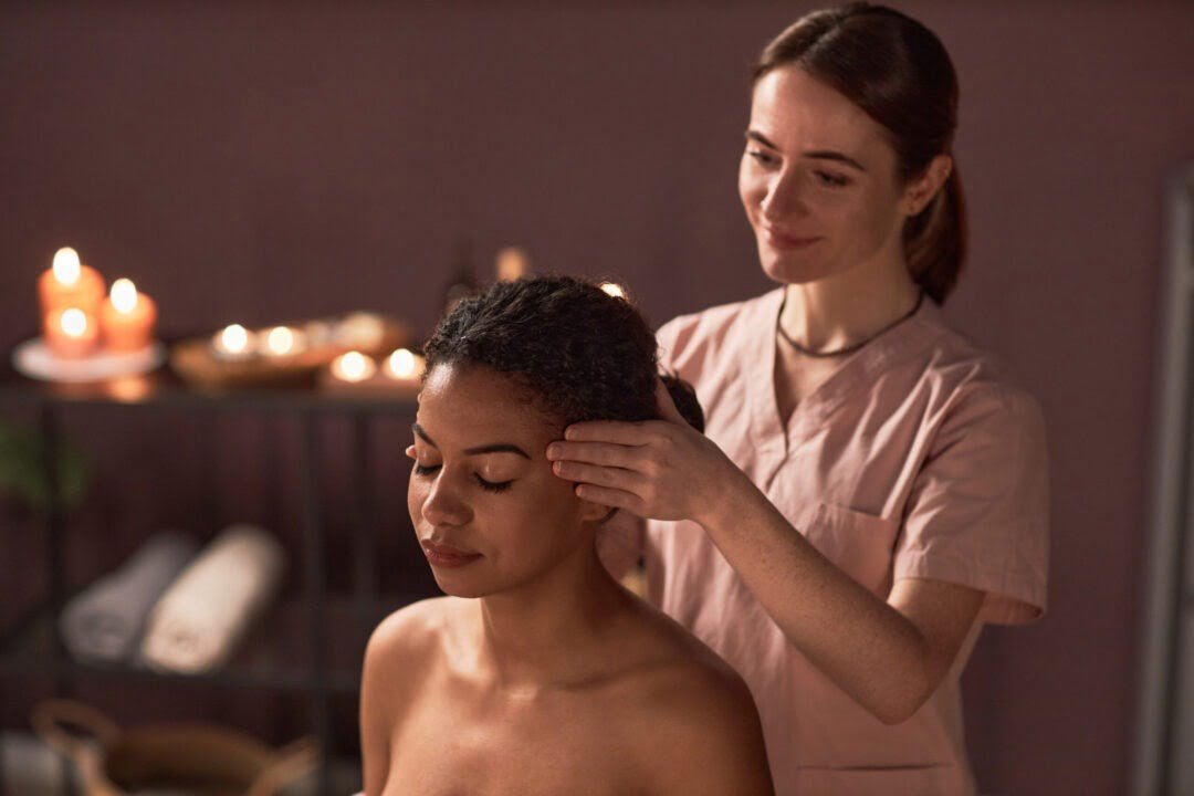 Masseuse de tête. V web concept