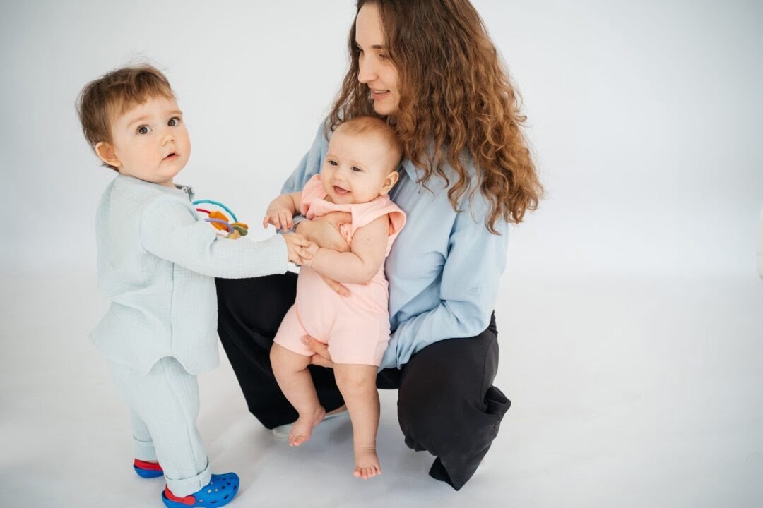 Nounou avec enfants. V web concept